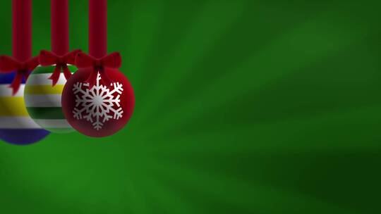 绿色背景前的圣诞装饰彩球