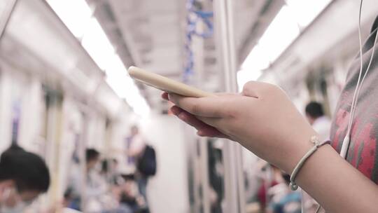 地铁上使用手机玩手机