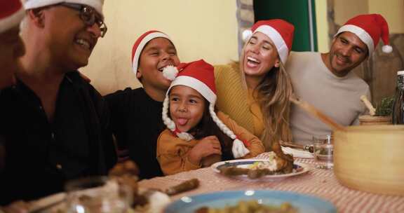 快乐的拉丁家庭庆祝圣诞节，一起在家吃饭
