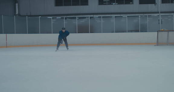 男人在冰场里进行冰球练习