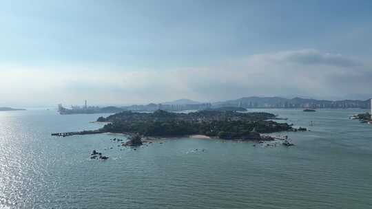 海上岛屿逆光厦门鼓浪屿大景航拍鼓浪屿风景