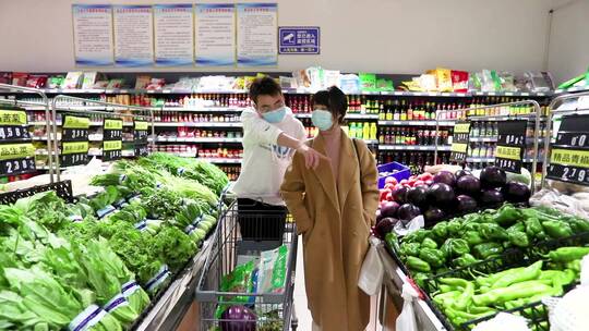 两个年轻人逛超市