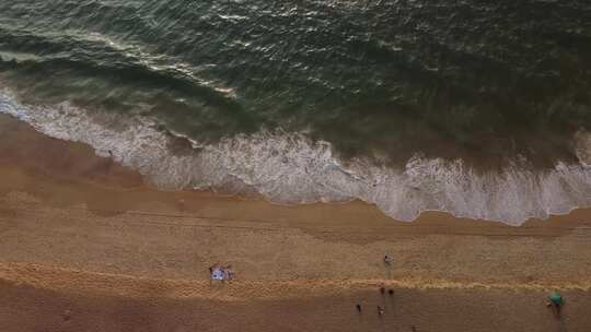 海浪拍岸