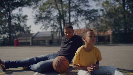 篮球运动员坐在篮球场休息视频素材模板下载