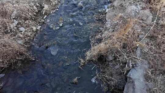 山间小溪潺潺流水