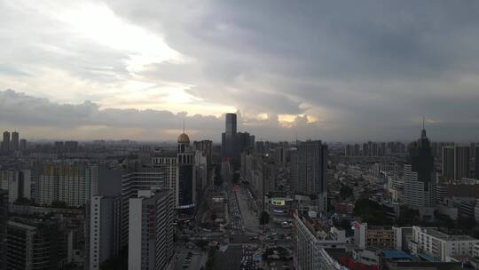 暴雨将至的城市