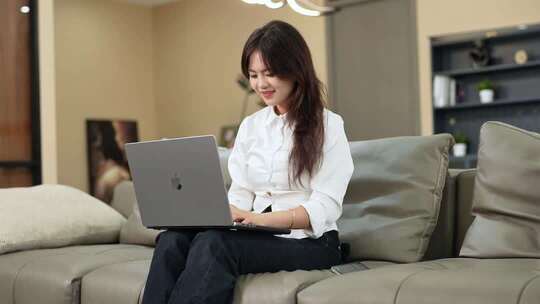 女生居家休闲美好生活