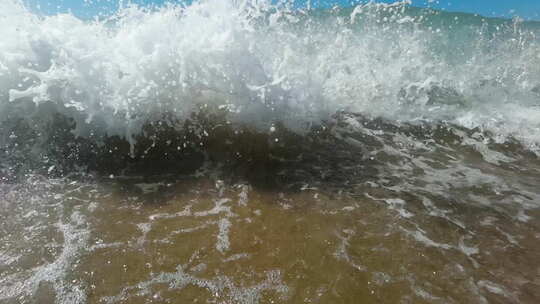 海浪冲击大海海浪宏伟的力量