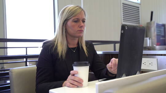 商务女性在机场使用平板电脑视频素材模板下载