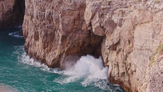 海浪拍打着悬崖视频素材模板下载