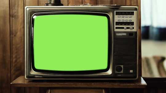带绿屏的旧电视机。缩小。视频素材模板下载