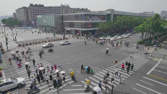 市区繁华街道行人过马路场景