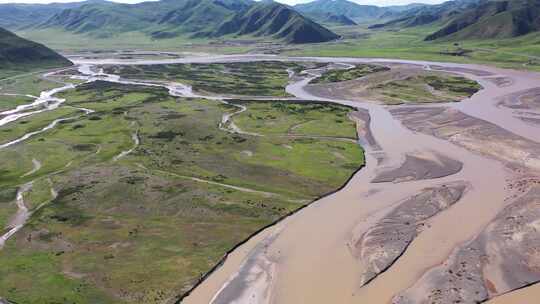 青海果洛州蓝天白云山峰河流航拍4k视频