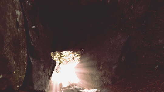 空荡荡的路穿过发光尽头的洞穴