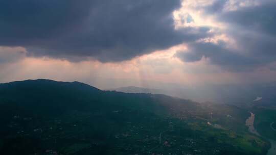 太阳光线透过云层照耀着群山