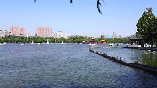 山东济南大明湖公园景区湖面景色与游船游客