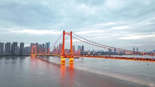 武汉鹦鹉洲长江大桥平视环绕镜头，2022最新视频素材模板下载