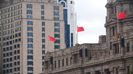 大楼上飘扬的中国国旗