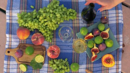 午餐吃新鲜水果和葡萄酒