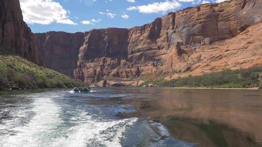 峡谷中河流行驶的船视频素材模板下载