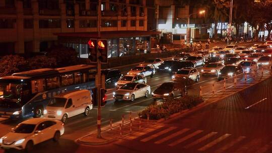 城市夜晚路口车流