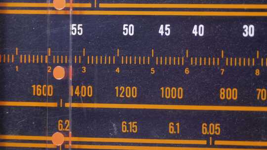 老式接收器规模上的模拟无线电拨号频率调谐视频素材模板下载