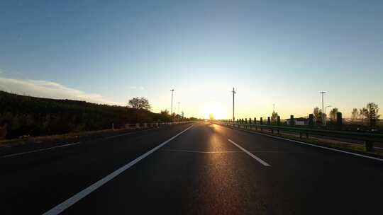 夕阳下汽车行驶在高速公路第一视角