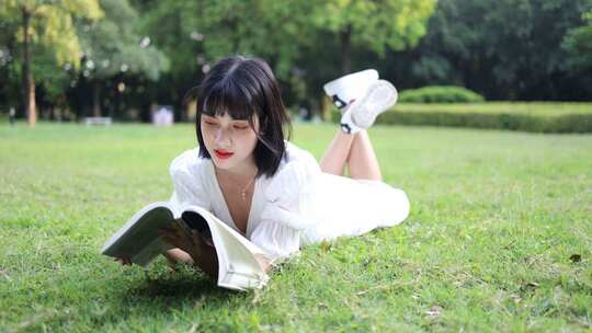 草地上阅读的少女唯美实拍4k