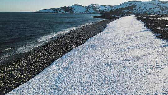 雪山融水