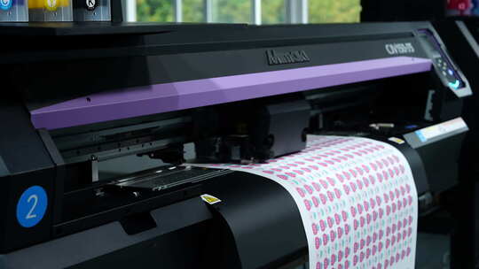 喷墨打印机工作中印在编织材料上的工业印刷视频素材模板下载