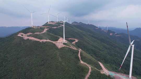 广西桂林兴安县山上的风力发电场