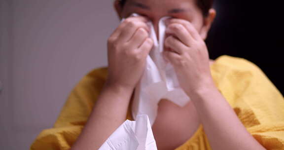 女人拿起一些纸巾擦去眼睛里的泪水，抽泣着