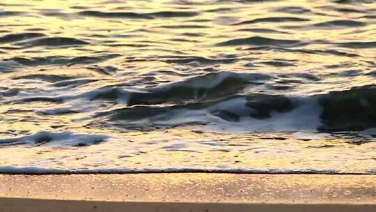 平静的海浪在空荡荡的海滩上拍打