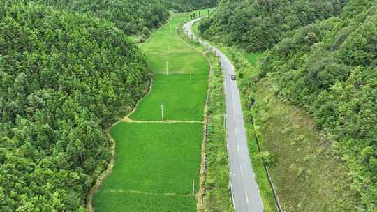 汽车行驶乡村公路航拍车辆行驶农村道路风景