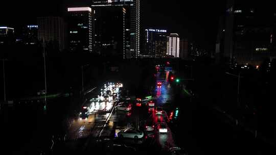 城市暴雨后道路积水夜间行车前飞