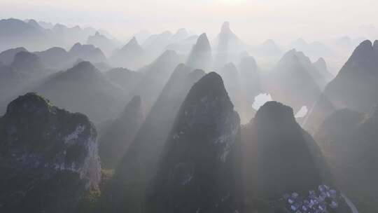 航拍桂林山水漓江晨光中的山峰