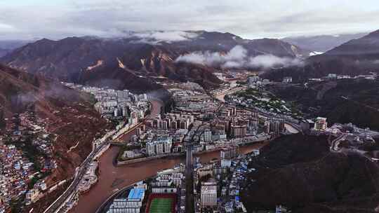 中国西藏昌都高原城市全景航拍高山与河流