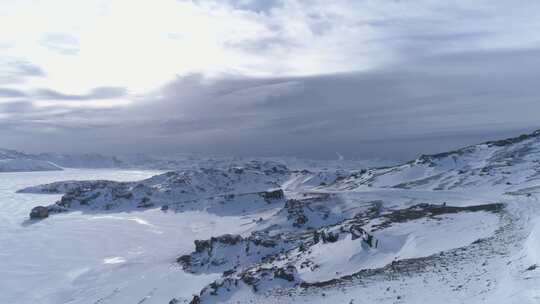 积雪覆盖的山地地形天线