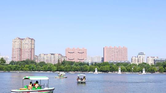 山东济南大明湖公园景区湖面景色与游船游客