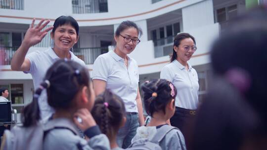 幼儿园的老师和孩子们玩耍学习