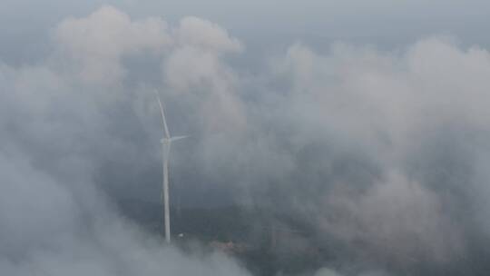 航拍云海中的风力发电机