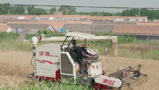 收割小麦收割机