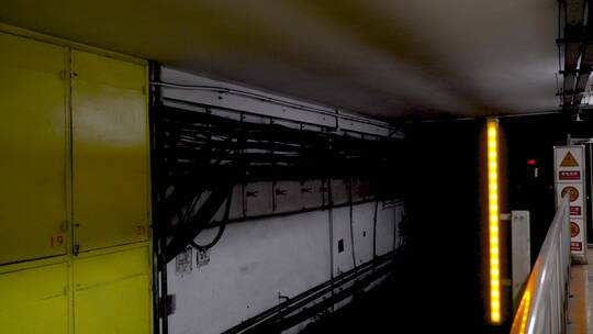 地铁从隧道驶出视频素材模板下载