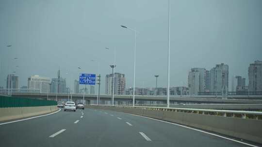 汽车行驶在城市道路车流交通车辆车窗外风景