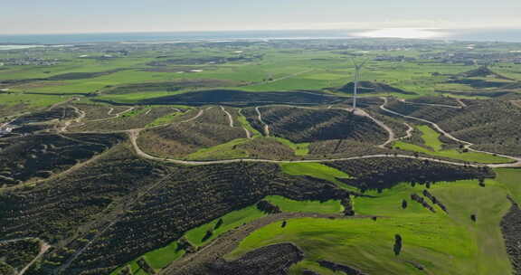 海滨绿色电力生产中孤独风车的鸟瞰图