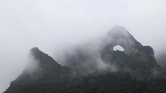 云雾缭绕的秀丽山峰自然景观