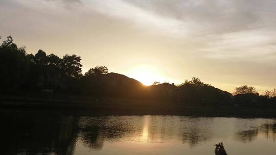 夕阳下的河面风景