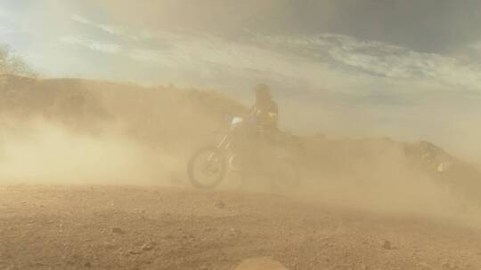 骑手在沙漠中骑车