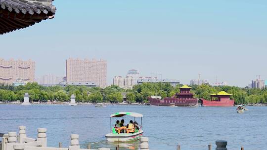 山东济南大明湖公园景区湖面景色与游船游客