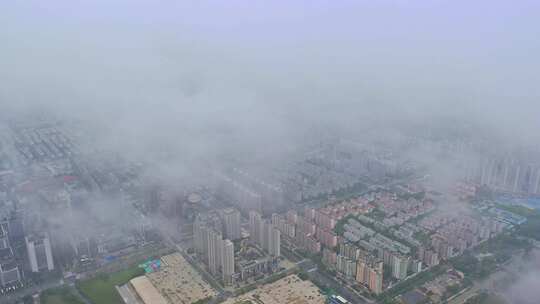 航拍城市穿越云层平流雾城市建筑